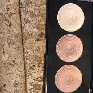 Makeup revolution highlighter trio
